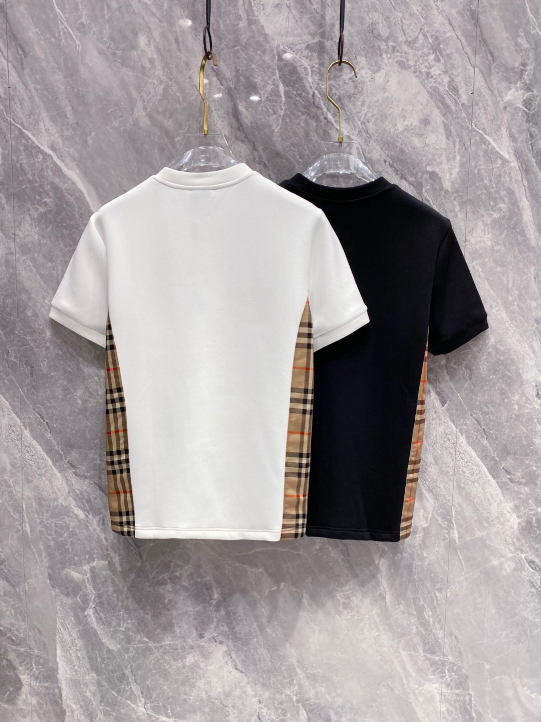 巴宝莉 2025秋冬 圆领刺绣短袖T恤打底衫 元素性的Logo徽章凸显休闲时尚魅力,依然独领时尚风骚.内