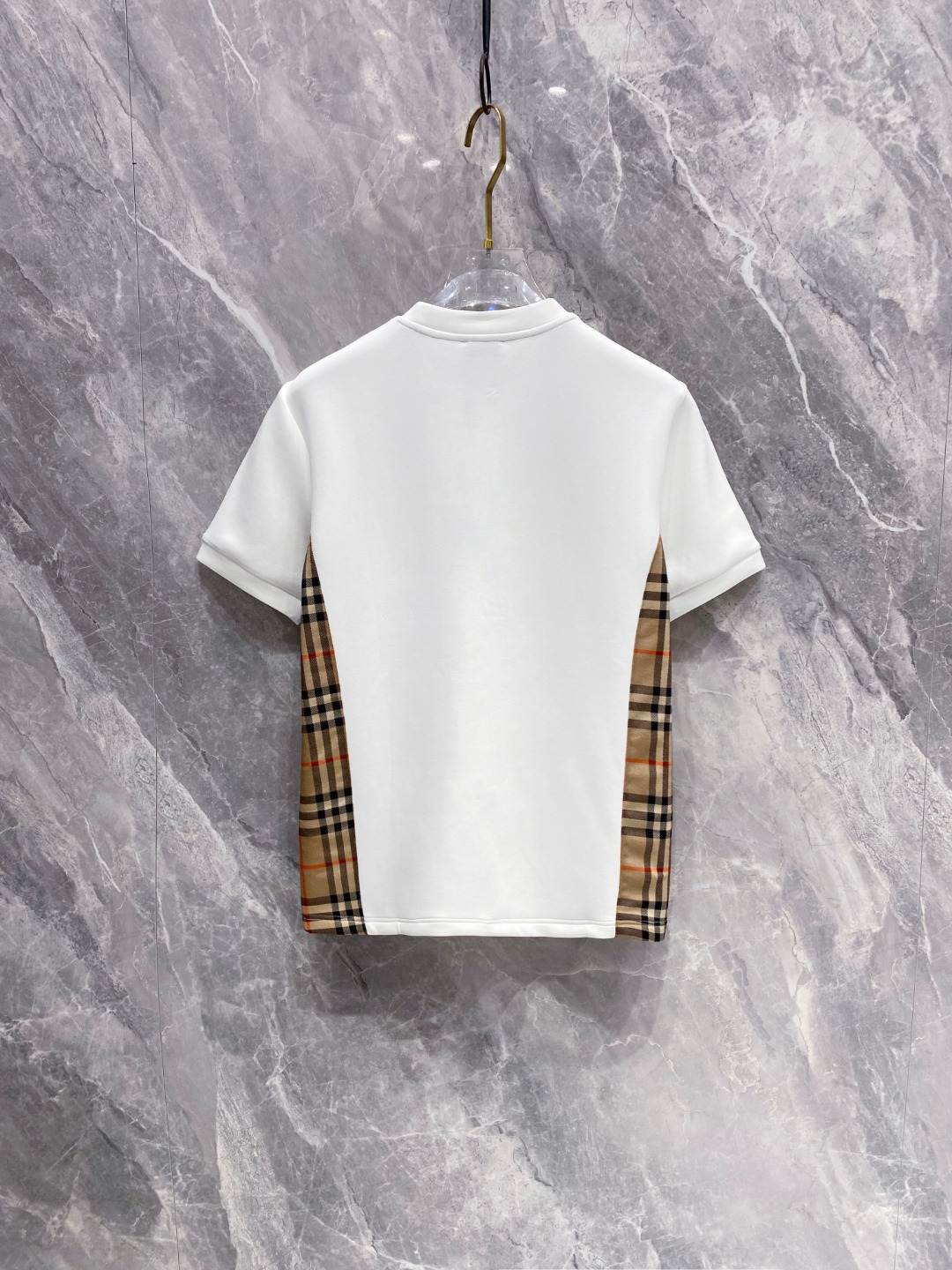 巴宝莉 2025秋冬 圆领刺绣短袖T恤打底衫 元素性的Logo徽章凸显休闲时尚魅力,依然独领时尚风骚.内