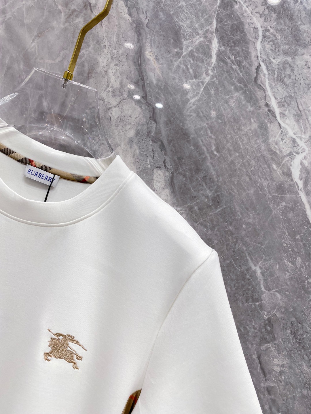 巴宝莉 2025秋冬 圆领刺绣短袖T恤打底衫 元素性的Logo徽章凸显休闲时尚魅力,依然独领时尚风骚.内