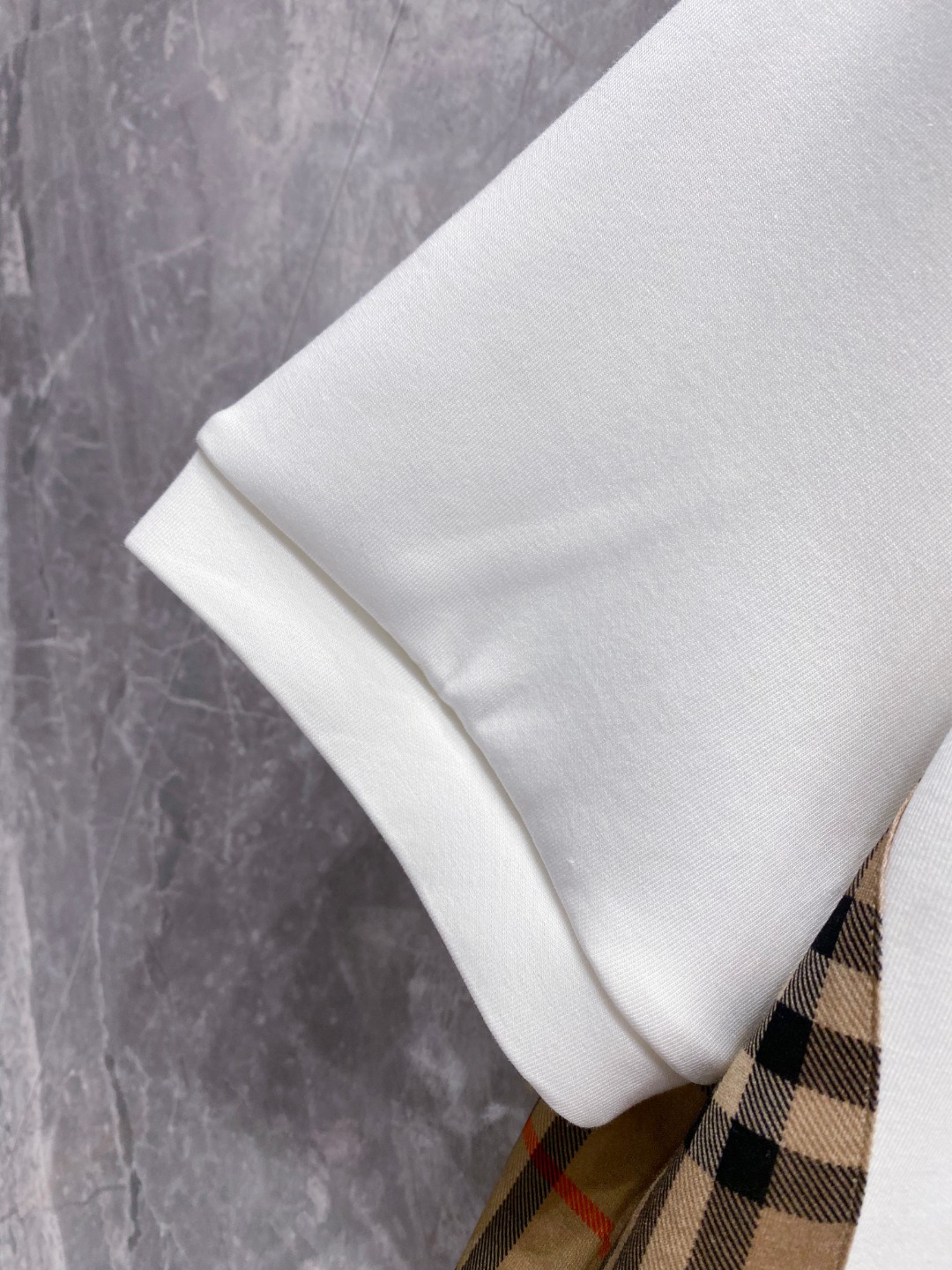 巴宝莉 2025秋冬 圆领刺绣短袖T恤打底衫 元素性的Logo徽章凸显休闲时尚魅力,依然独领时尚风骚.内