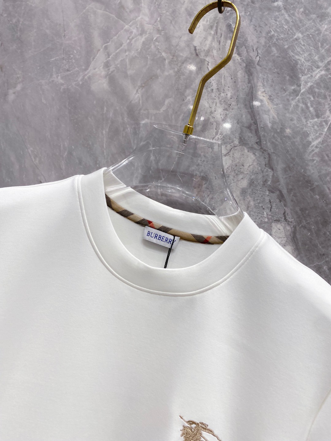 巴宝莉 2025秋冬 圆领刺绣短袖T恤打底衫 元素性的Logo徽章凸显休闲时尚魅力,依然独领时尚风骚.内