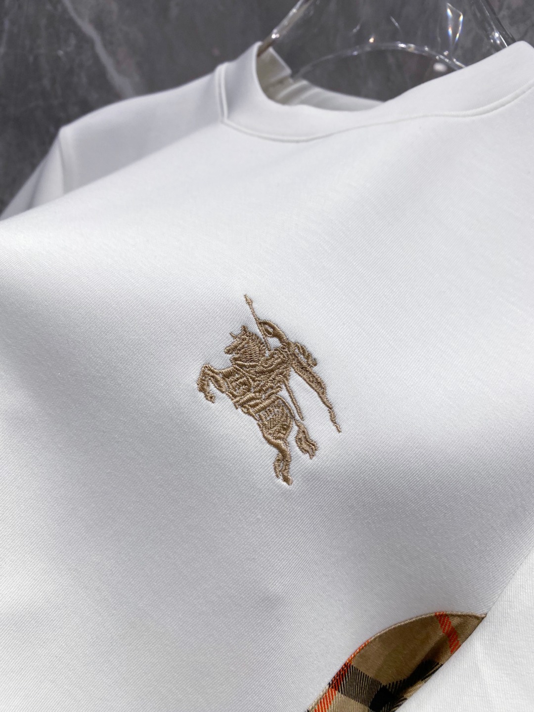 巴宝莉 2025秋冬 圆领刺绣短袖T恤打底衫 元素性的Logo徽章凸显休闲时尚魅力,依然独领时尚风骚.内