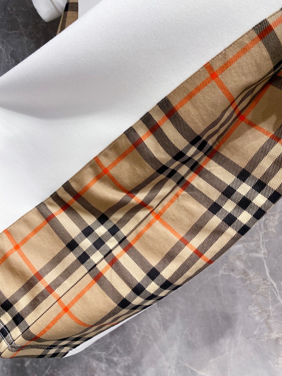 巴宝莉 2025秋冬 圆领刺绣短袖T恤打底衫 元素性的Logo徽章凸显休闲时尚魅力,依然独领时尚风骚.内