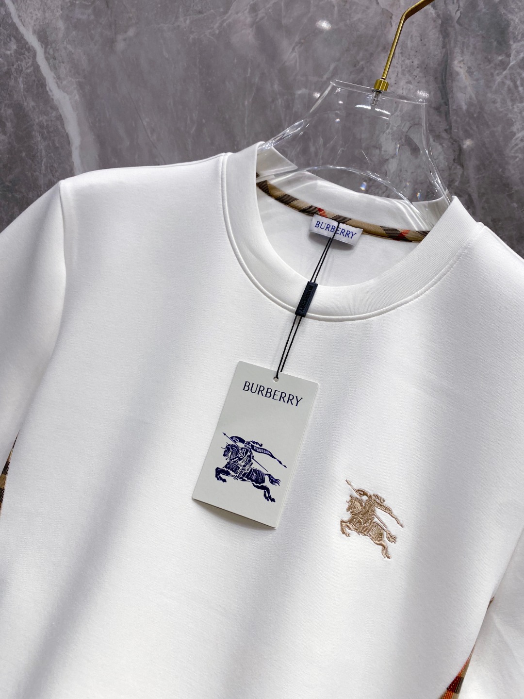 巴宝莉 2025秋冬 圆领刺绣短袖T恤打底衫 元素性的Logo徽章凸显休闲时尚魅力,依然独领时尚风骚.内