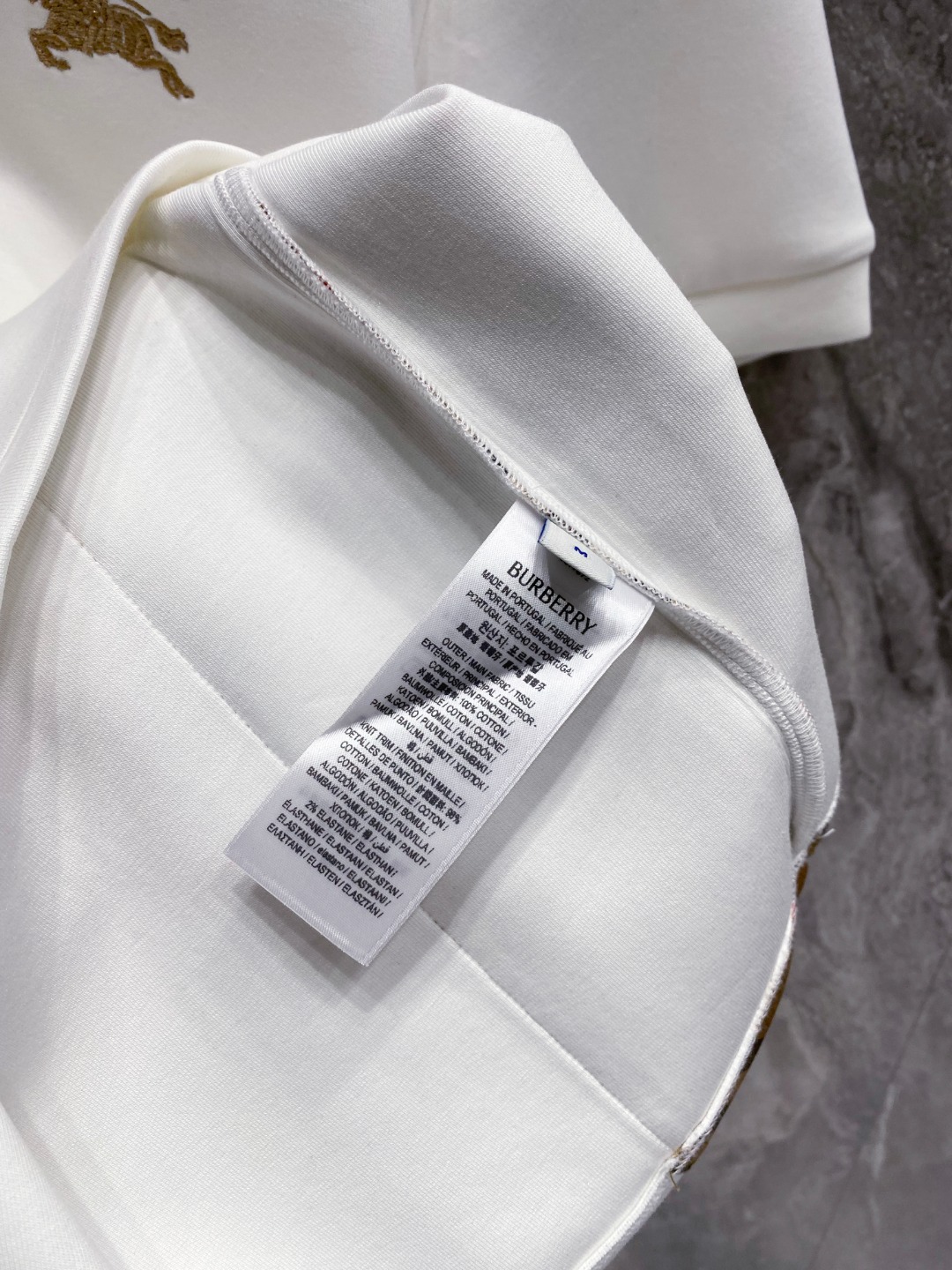 巴宝莉 2025秋冬 圆领刺绣短袖T恤打底衫 元素性的Logo徽章凸显休闲时尚魅力,依然独领时尚风骚.内