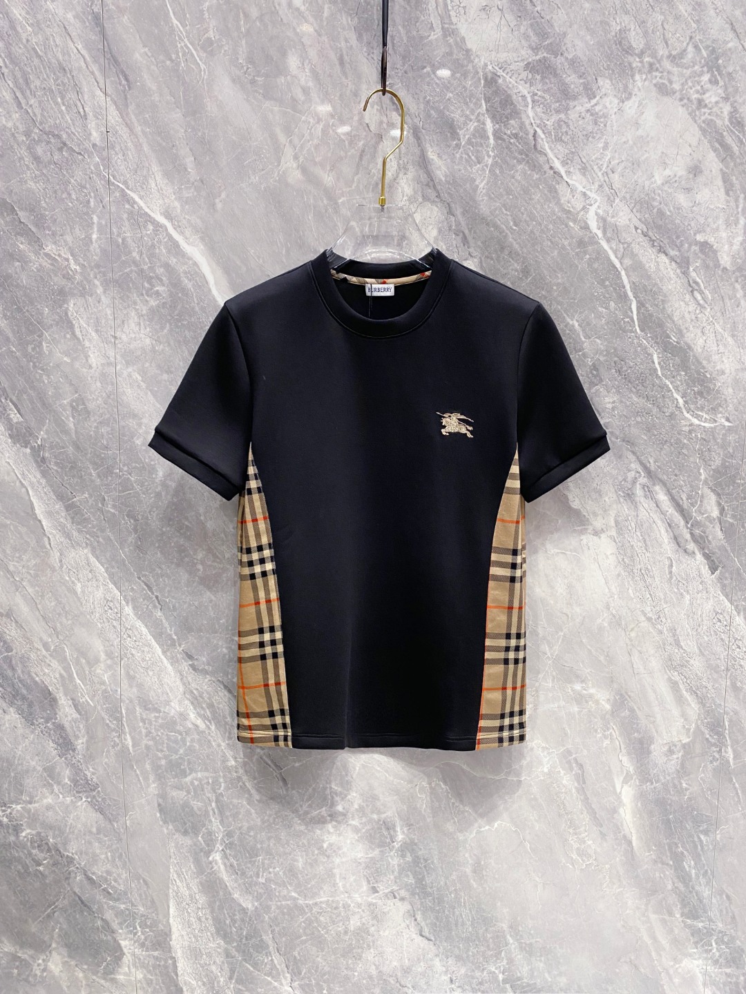 巴宝莉 2025秋冬 圆领刺绣短袖T恤打底衫 元素性的Logo徽章凸显休闲时尚魅力,依然独领时尚风骚.内