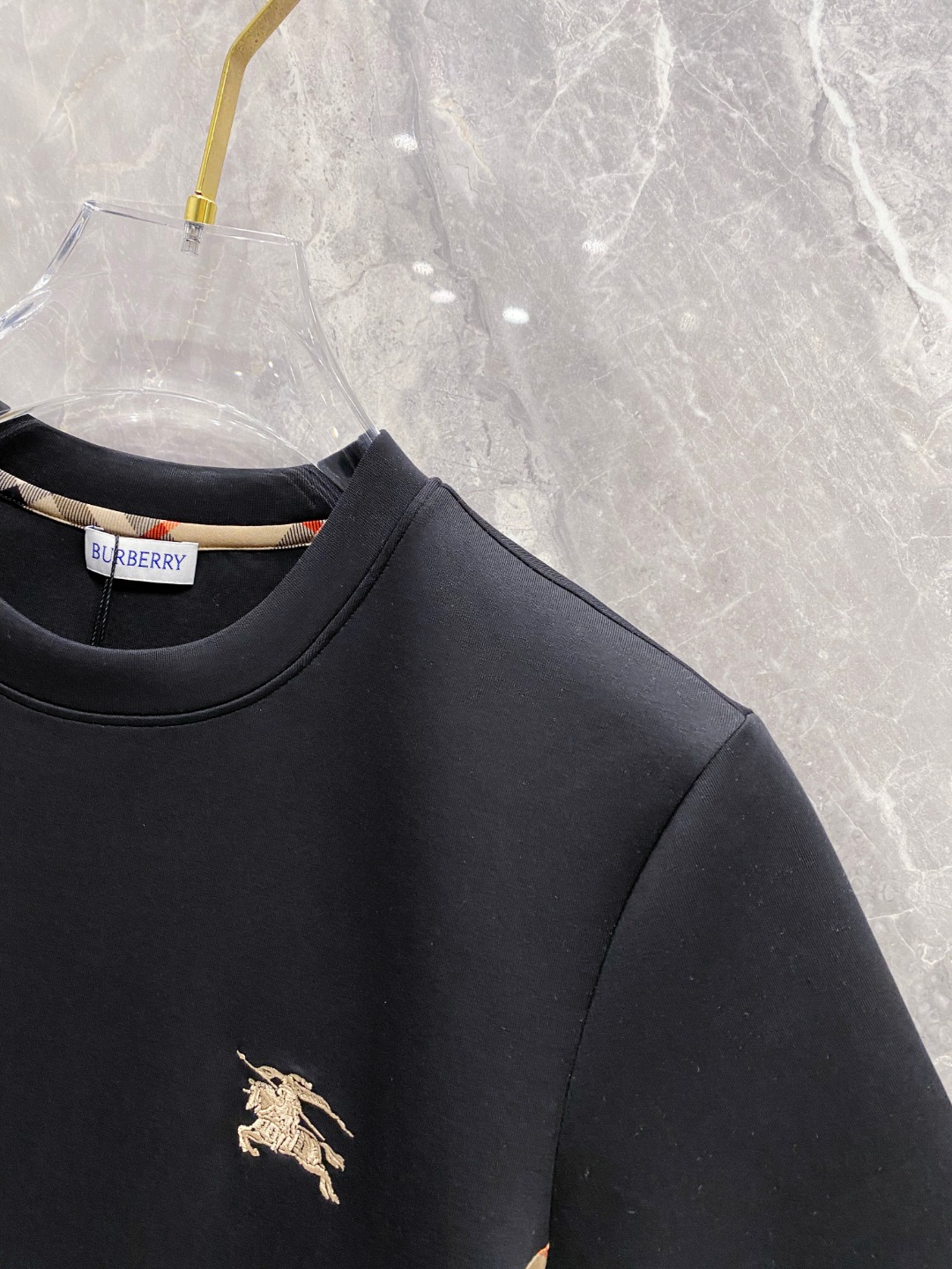 巴宝莉 2025秋冬 圆领刺绣短袖T恤打底衫 元素性的Logo徽章凸显休闲时尚魅力,依然独领时尚风骚.内