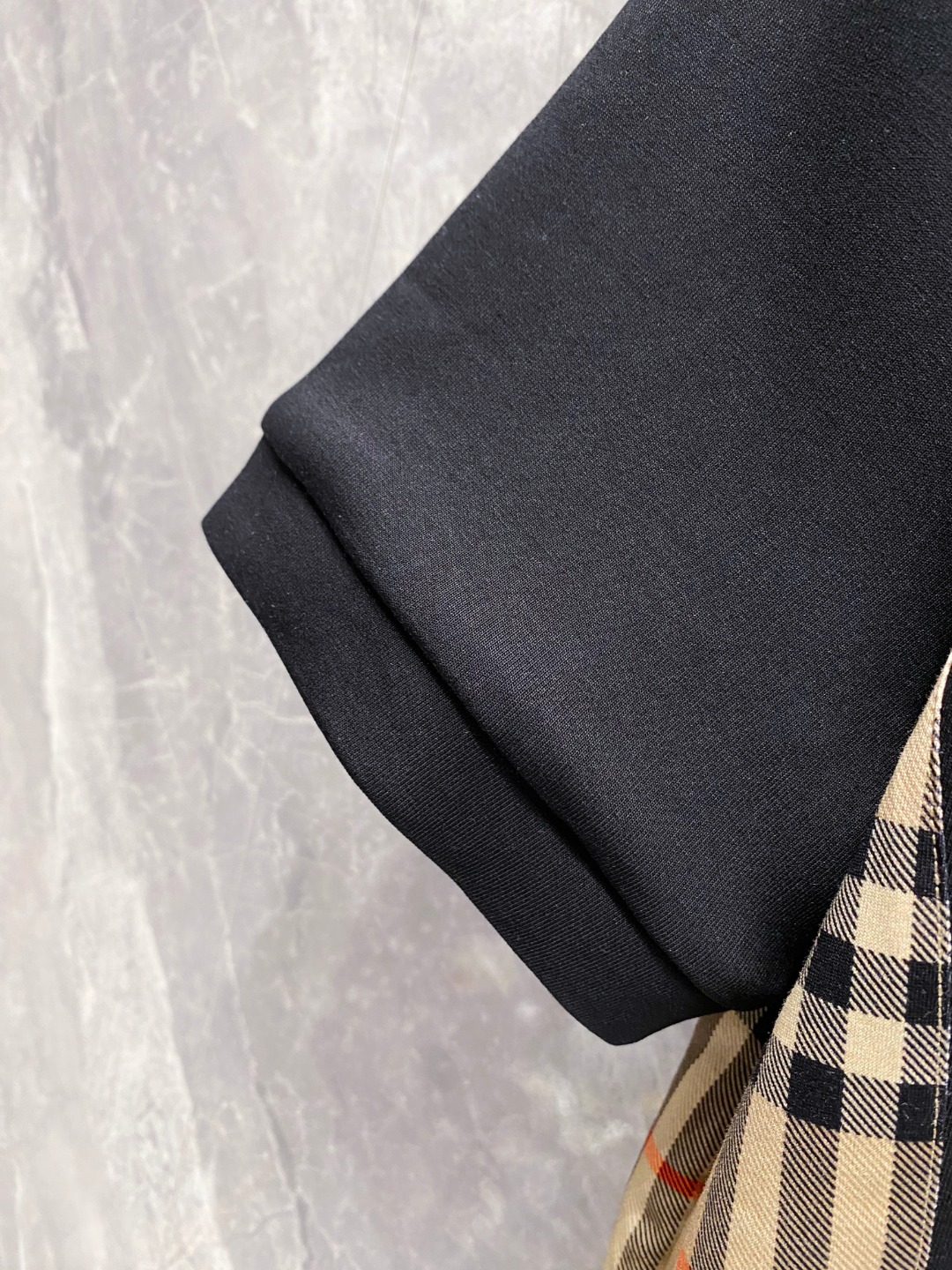 巴宝莉 2025秋冬 圆领刺绣短袖T恤打底衫 元素性的Logo徽章凸显休闲时尚魅力,依然独领时尚风骚.内