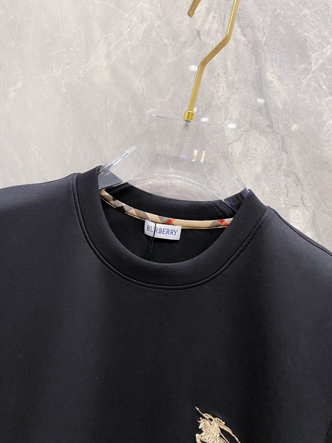 巴宝莉 2025秋冬 圆领刺绣短袖T恤打底衫 元素性的Logo徽章凸显休闲时尚魅力,依然独领时尚风骚.内