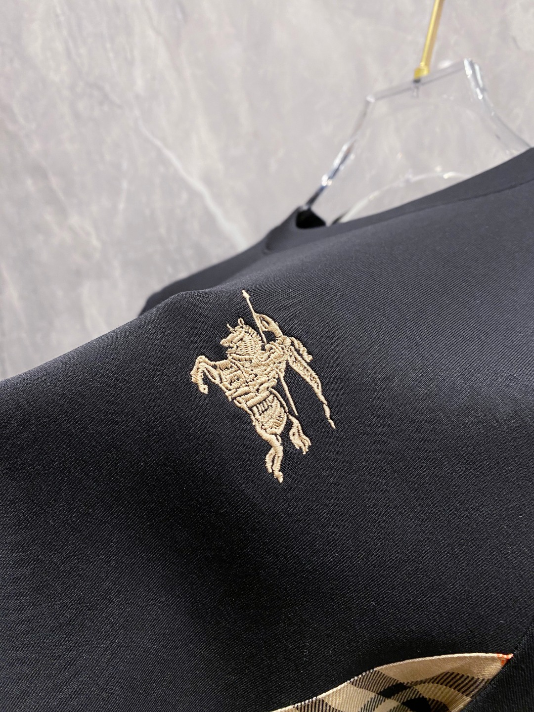 巴宝莉 2025秋冬 圆领刺绣短袖T恤打底衫 元素性的Logo徽章凸显休闲时尚魅力,依然独领时尚风骚.内