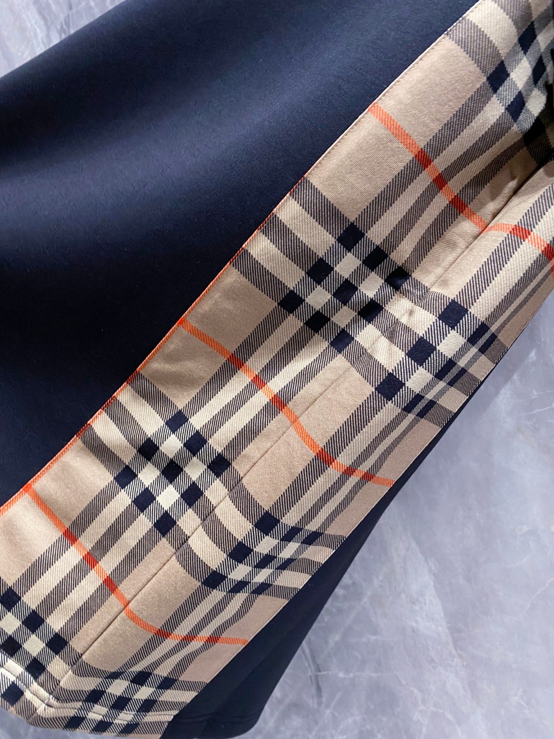 巴宝莉 2025秋冬 圆领刺绣短袖T恤打底衫 元素性的Logo徽章凸显休闲时尚魅力,依然独领时尚风骚.内