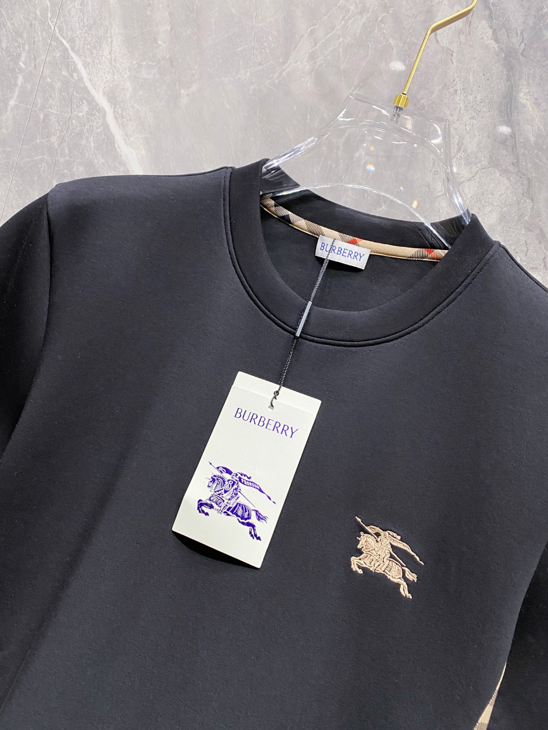 巴宝莉 2025秋冬 圆领刺绣短袖T恤打底衫 元素性的Logo徽章凸显休闲时尚魅力,依然独领时尚风骚.内