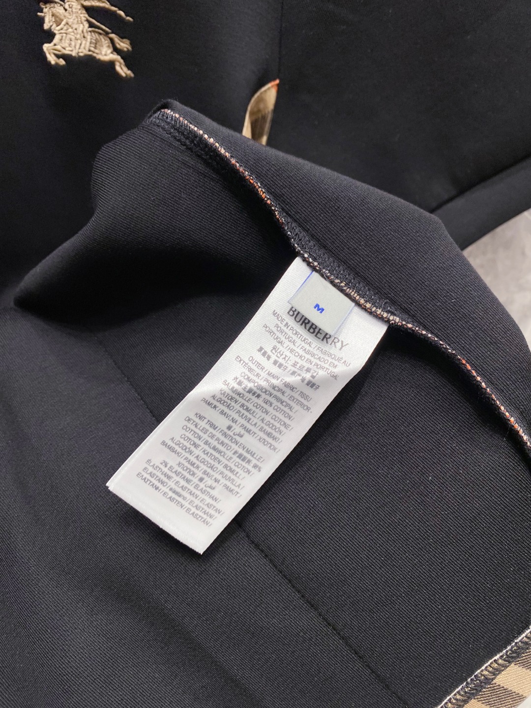 巴宝莉 2025秋冬 圆领刺绣短袖T恤打底衫 元素性的Logo徽章凸显休闲时尚魅力,依然独领时尚风骚.内