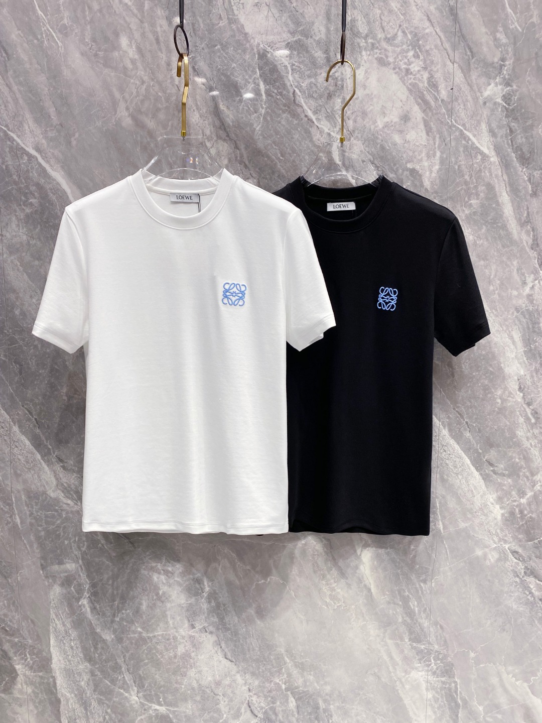 罗意威 2025秋冬 圆领刺绣短袖T恤打底衫 元素性的Logo徽章凸显休闲时尚魅力,依然独领时尚风骚.内