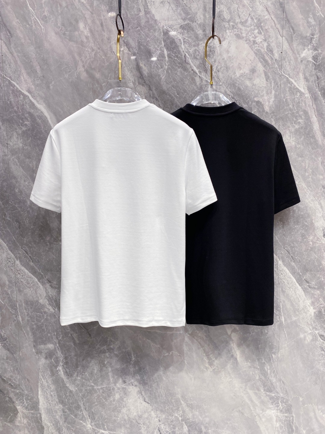 罗意威 2025秋冬 圆领刺绣短袖T恤打底衫 元素性的Logo徽章凸显休闲时尚魅力,依然独领时尚风骚.内