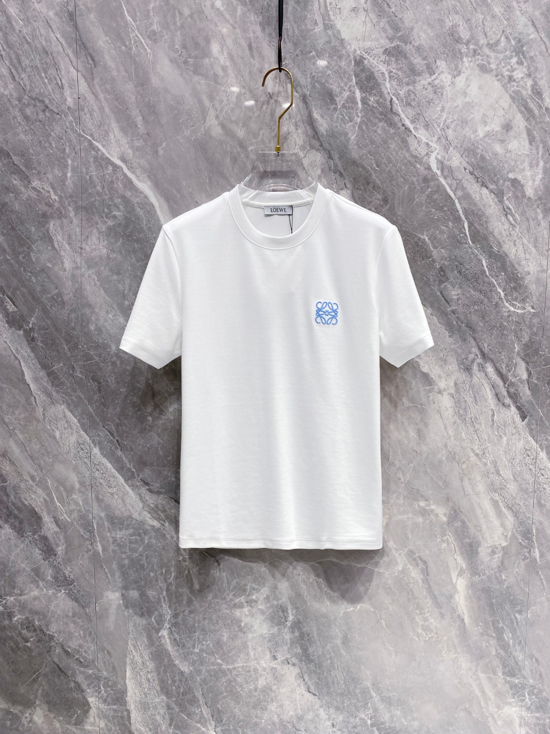 罗意威 2025秋冬 圆领刺绣短袖T恤打底衫 元素性的Logo徽章凸显休闲时尚魅力,依然独领时尚风骚.内