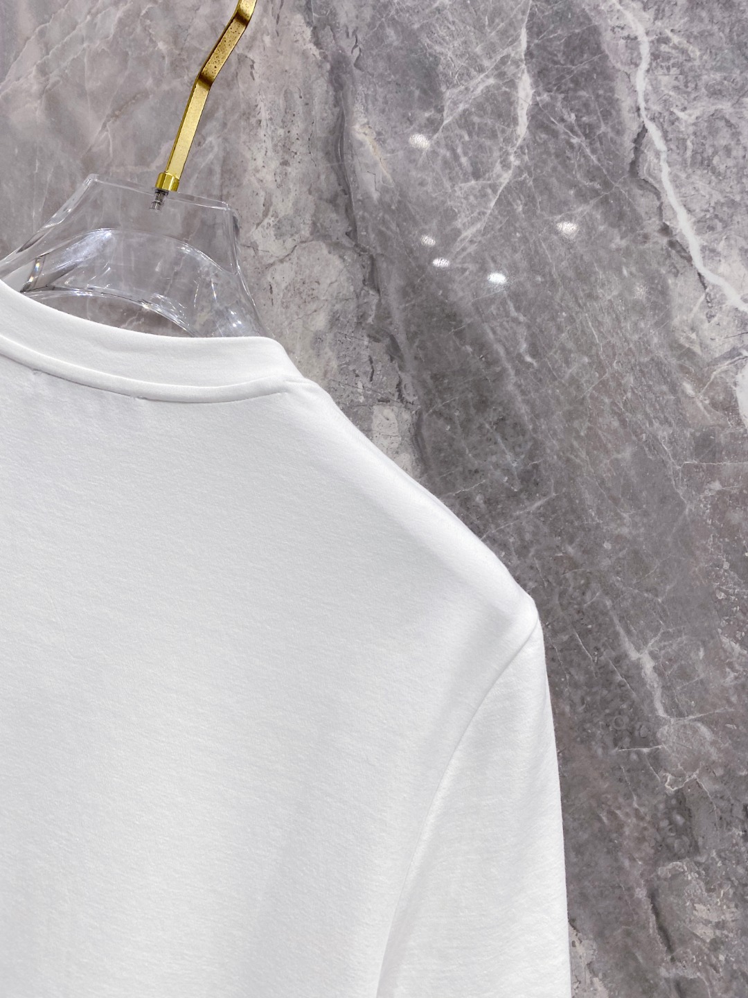 罗意威 2025秋冬 圆领刺绣短袖T恤打底衫 元素性的Logo徽章凸显休闲时尚魅力,依然独领时尚风骚.内