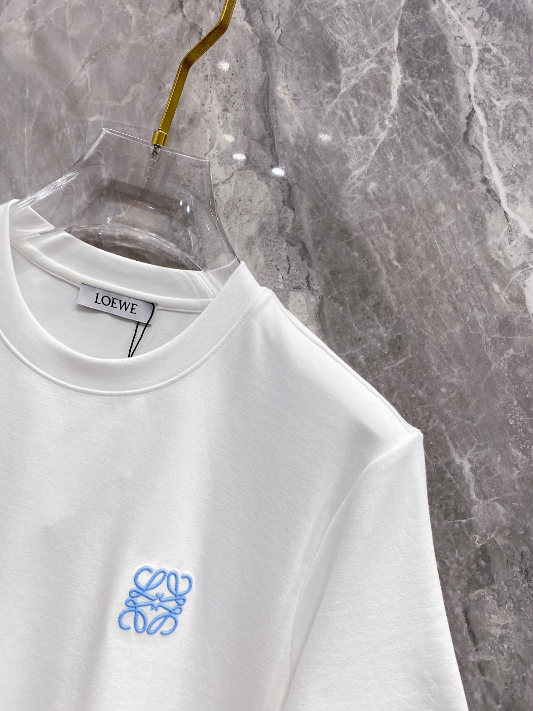 罗意威 2025秋冬 圆领刺绣短袖T恤打底衫 元素性的Logo徽章凸显休闲时尚魅力,依然独领时尚风骚.内