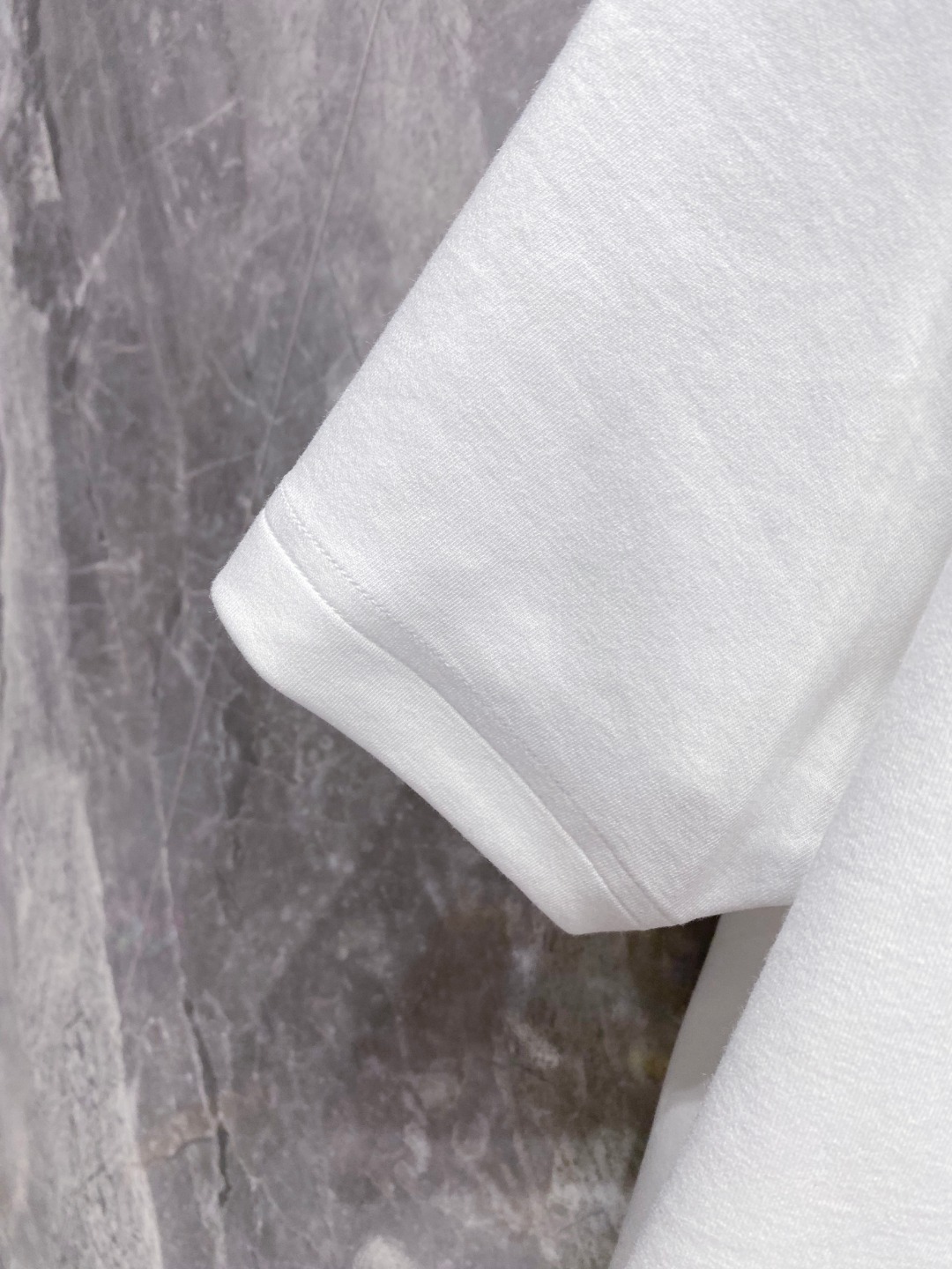 罗意威 2025秋冬 圆领刺绣短袖T恤打底衫 元素性的Logo徽章凸显休闲时尚魅力,依然独领时尚风骚.内