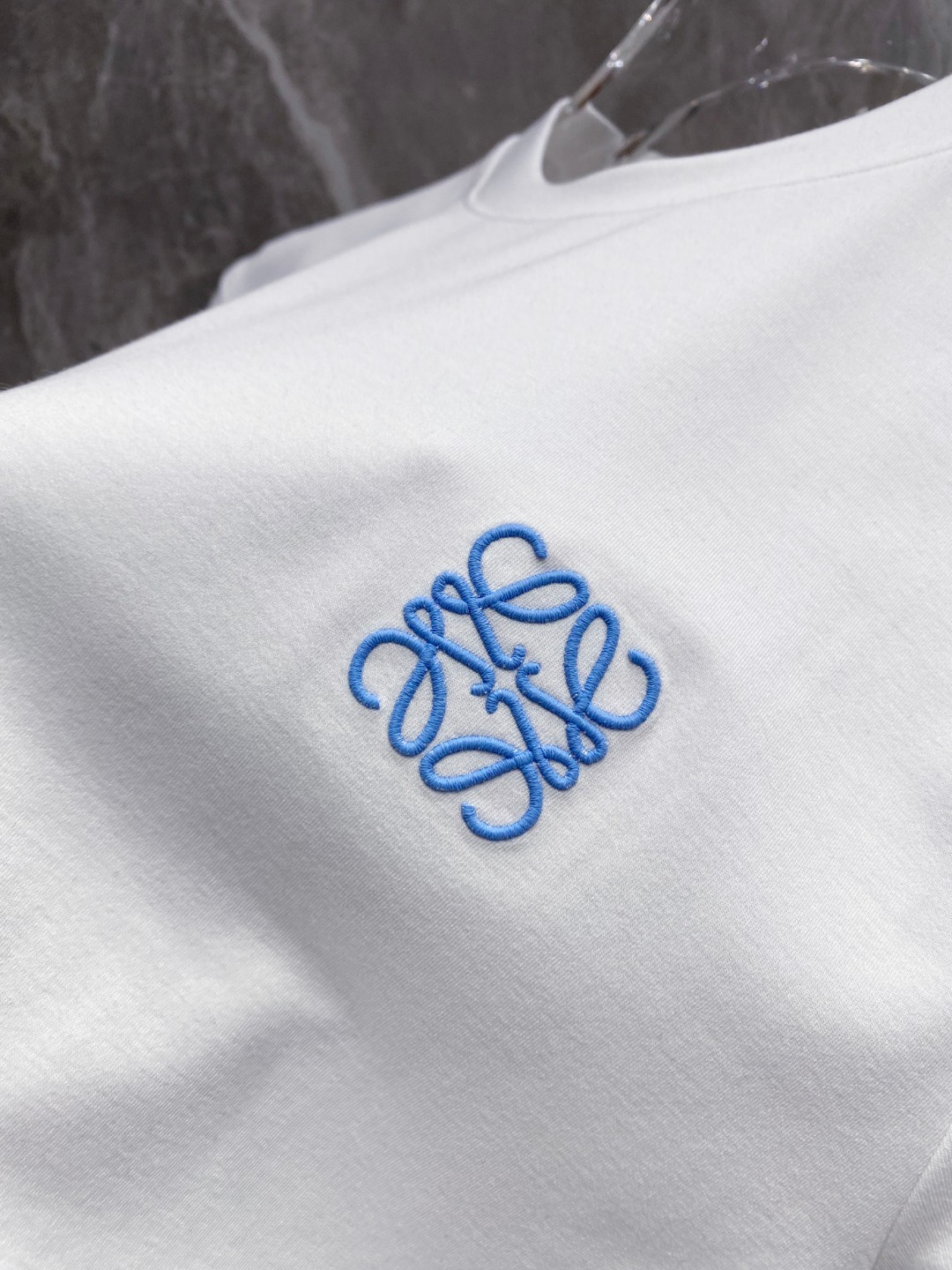 罗意威 2025秋冬 圆领刺绣短袖T恤打底衫 元素性的Logo徽章凸显休闲时尚魅力,依然独领时尚风骚.内