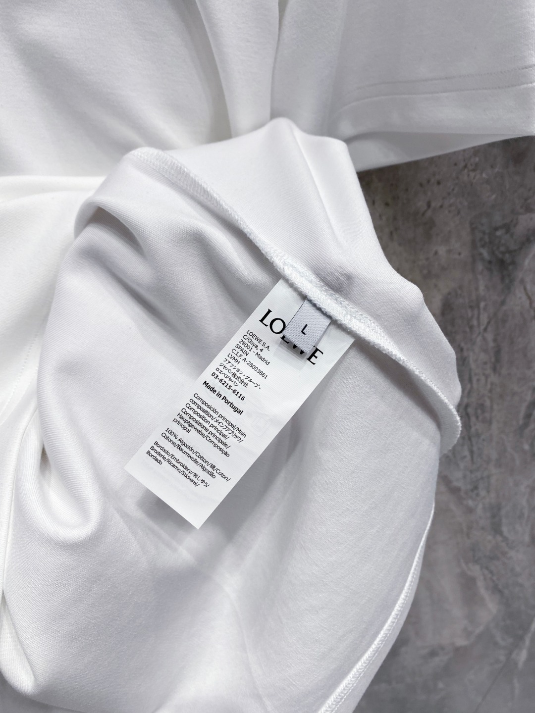 罗意威 2025秋冬 圆领刺绣短袖T恤打底衫 元素性的Logo徽章凸显休闲时尚魅力,依然独领时尚风骚.内