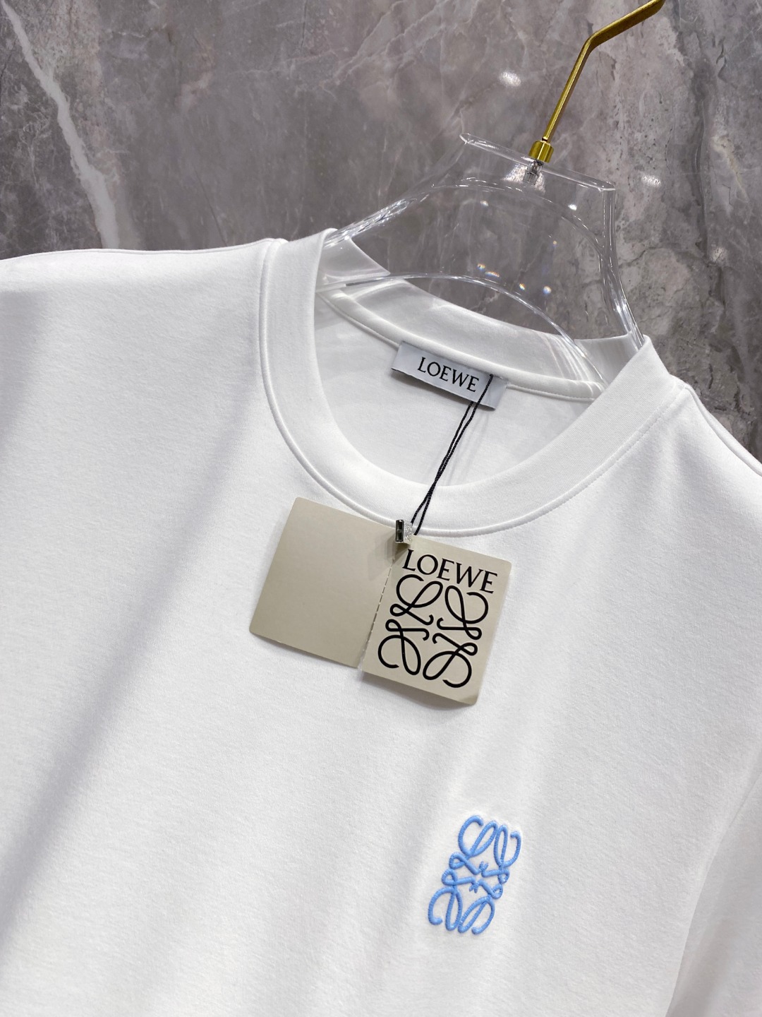 罗意威 2025秋冬 圆领刺绣短袖T恤打底衫 元素性的Logo徽章凸显休闲时尚魅力,依然独领时尚风骚.内