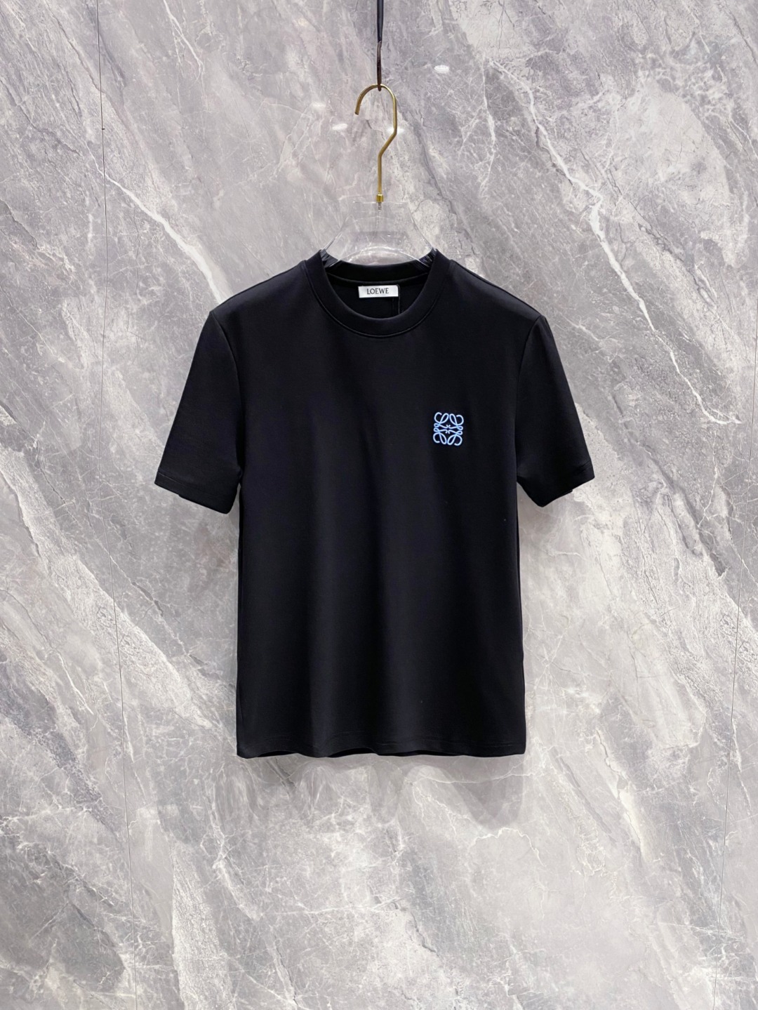 罗意威 2025秋冬 圆领刺绣短袖T恤打底衫 元素性的Logo徽章凸显休闲时尚魅力,依然独领时尚风骚.内