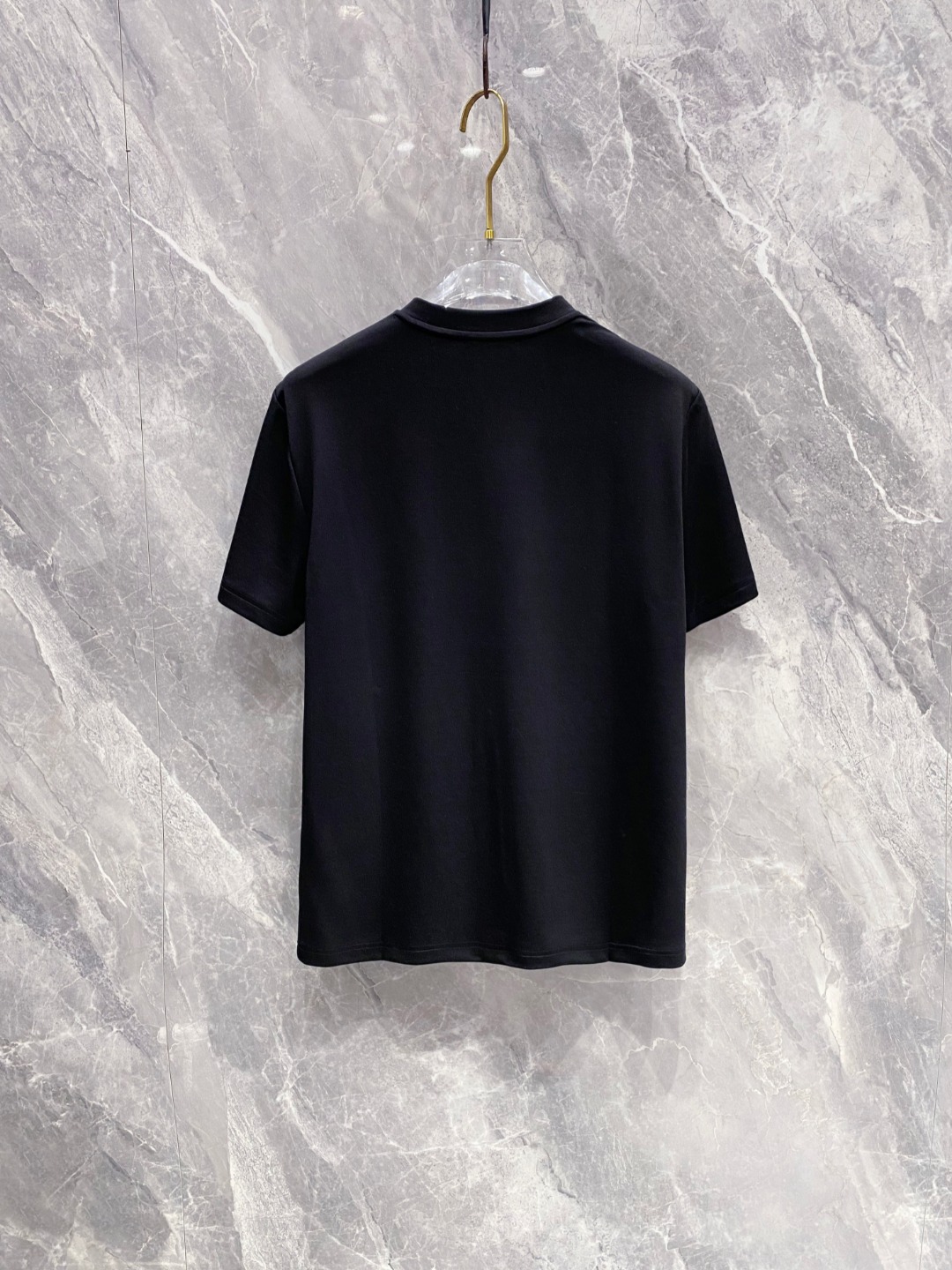 罗意威 2025秋冬 圆领刺绣短袖T恤打底衫 元素性的Logo徽章凸显休闲时尚魅力,依然独领时尚风骚.内