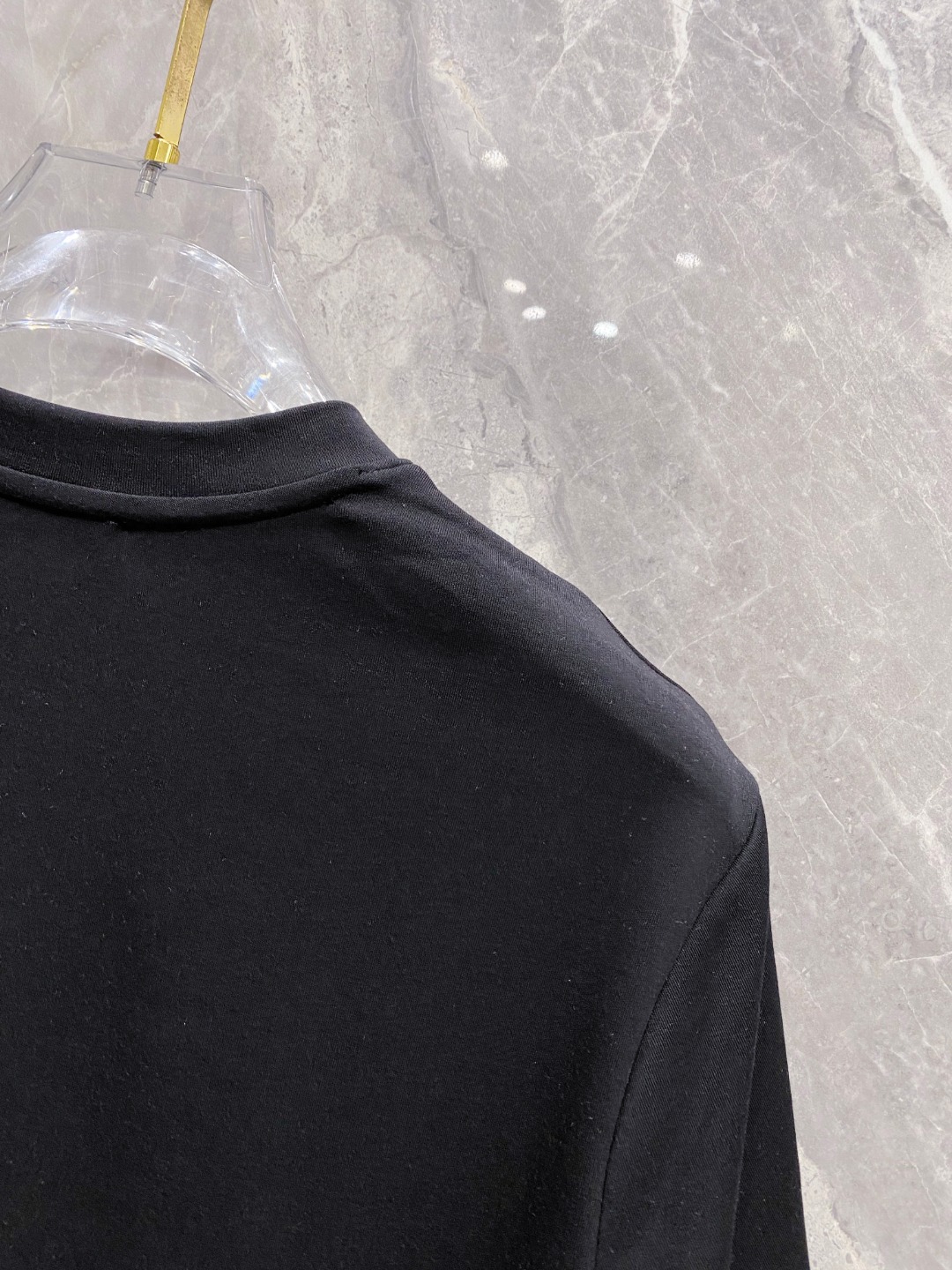 罗意威 2025秋冬 圆领刺绣短袖T恤打底衫 元素性的Logo徽章凸显休闲时尚魅力,依然独领时尚风骚.内