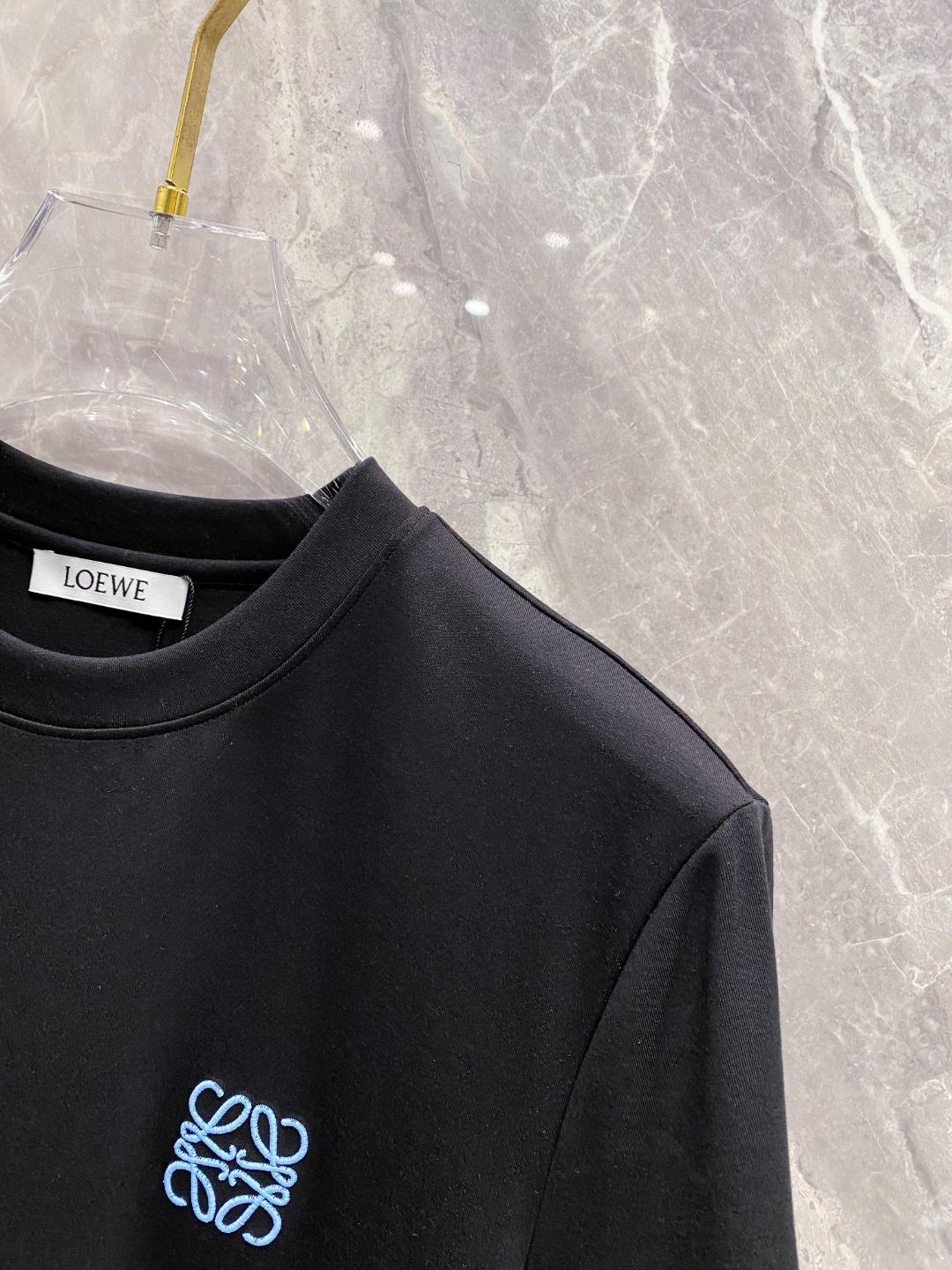 罗意威 2025秋冬 圆领刺绣短袖T恤打底衫 元素性的Logo徽章凸显休闲时尚魅力,依然独领时尚风骚.内