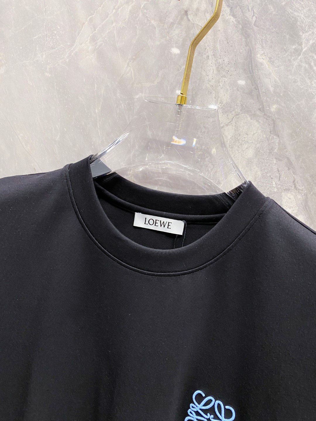 罗意威 2025秋冬 圆领刺绣短袖T恤打底衫 元素性的Logo徽章凸显休闲时尚魅力,依然独领时尚风骚.内