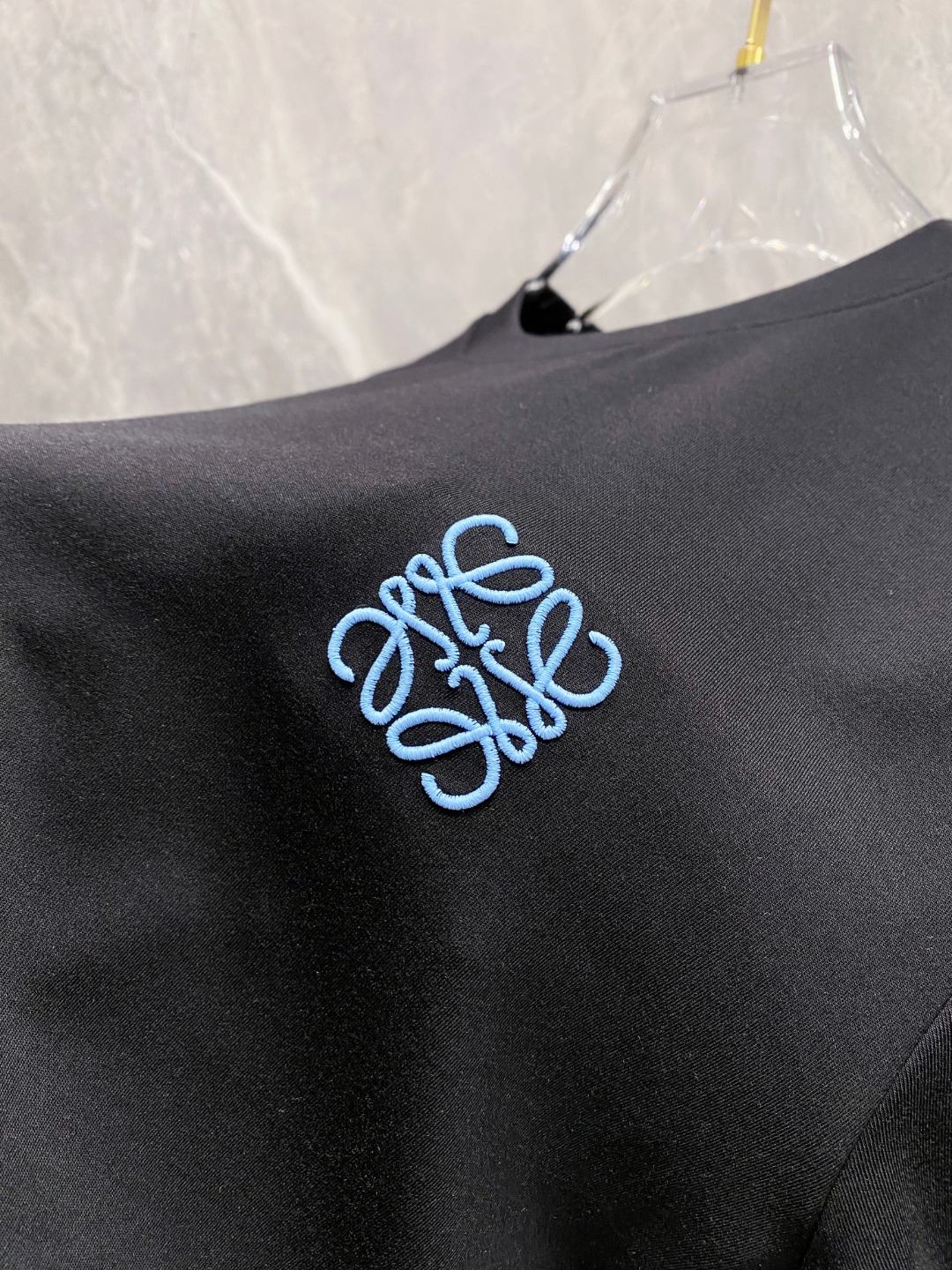 罗意威 2025秋冬 圆领刺绣短袖T恤打底衫 元素性的Logo徽章凸显休闲时尚魅力,依然独领时尚风骚.内