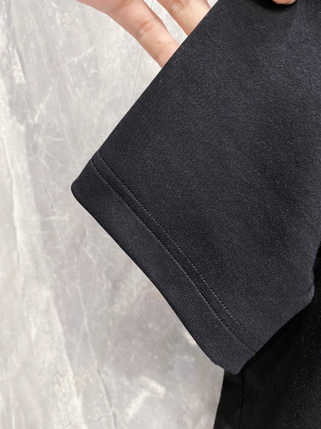 罗意威 2025秋冬 圆领刺绣短袖T恤打底衫 元素性的Logo徽章凸显休闲时尚魅力,依然独领时尚风骚.内