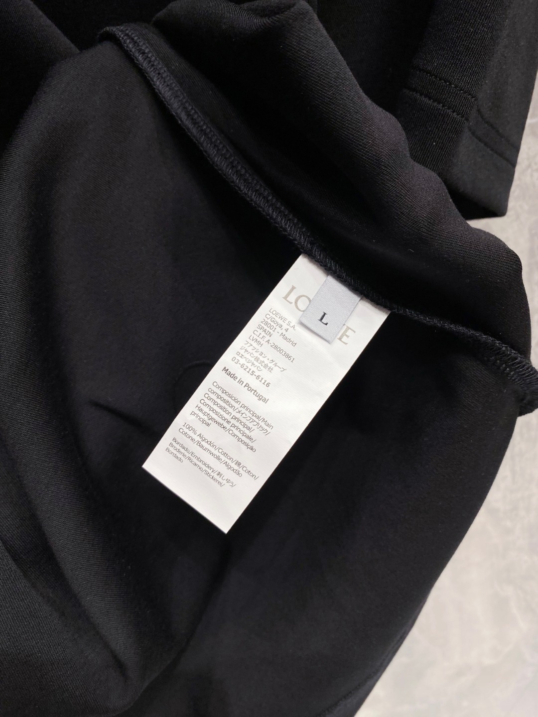 罗意威 2025秋冬 圆领刺绣短袖T恤打底衫 元素性的Logo徽章凸显休闲时尚魅力,依然独领时尚风骚.内