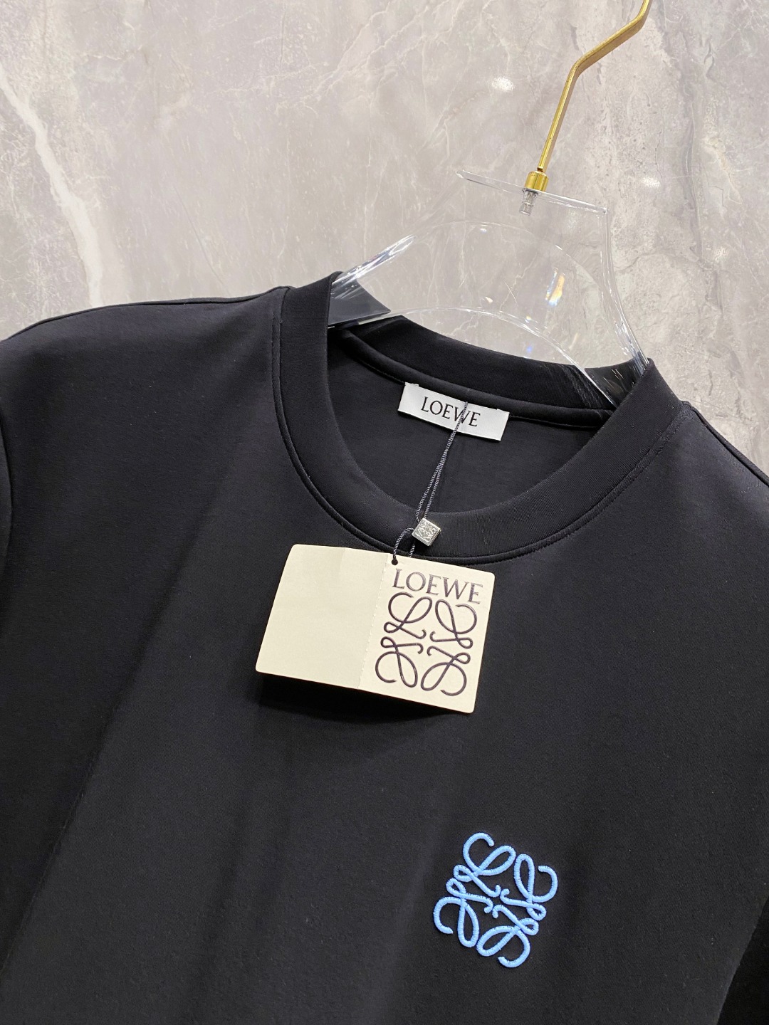 罗意威 2025秋冬 圆领刺绣短袖T恤打底衫 元素性的Logo徽章凸显休闲时尚魅力,依然独领时尚风骚.内