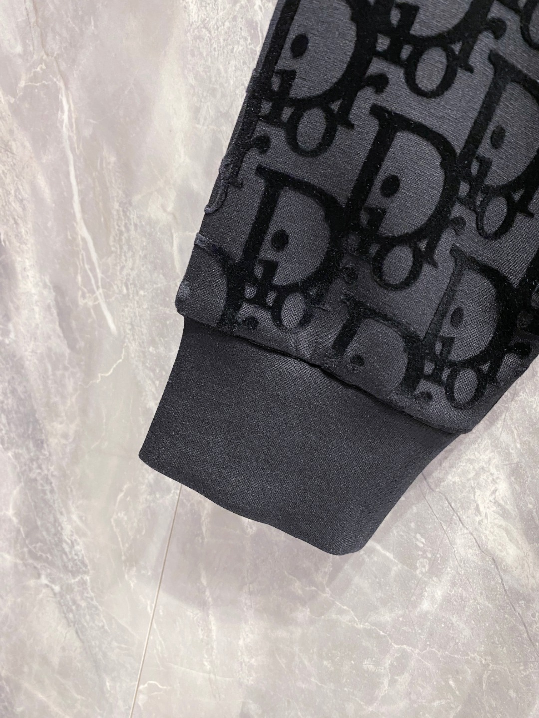 迪奥 2025秋冬专柜新款 时尚休闲打底衫长袖T恤，精选进口高密度双面拉架棉面料，精致原版logo打造，