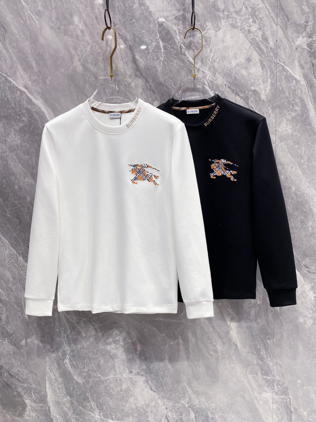 巴宝莉 2025秋冬专柜新款 时尚休闲打底衫长袖T恤，精选进口高密度双面拉架棉面料，精致原版logo打造