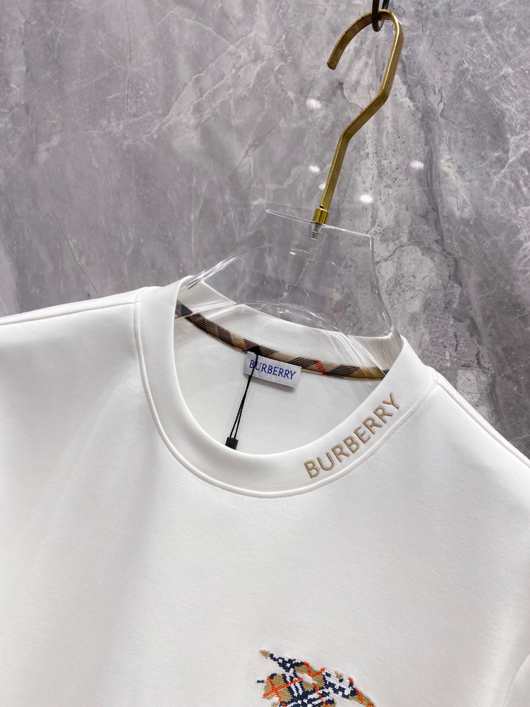 巴宝莉 2025秋冬专柜新款 时尚休闲打底衫长袖T恤，精选进口高密度双面拉架棉面料，精致原版logo打造