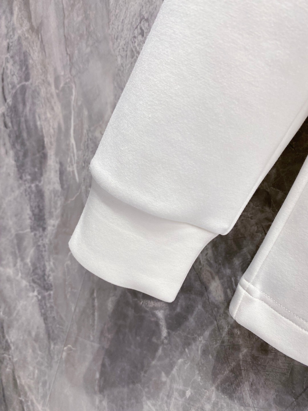 巴宝莉 2025秋冬专柜新款 时尚休闲打底衫长袖T恤，精选进口高密度双面拉架棉面料，精致原版logo打造