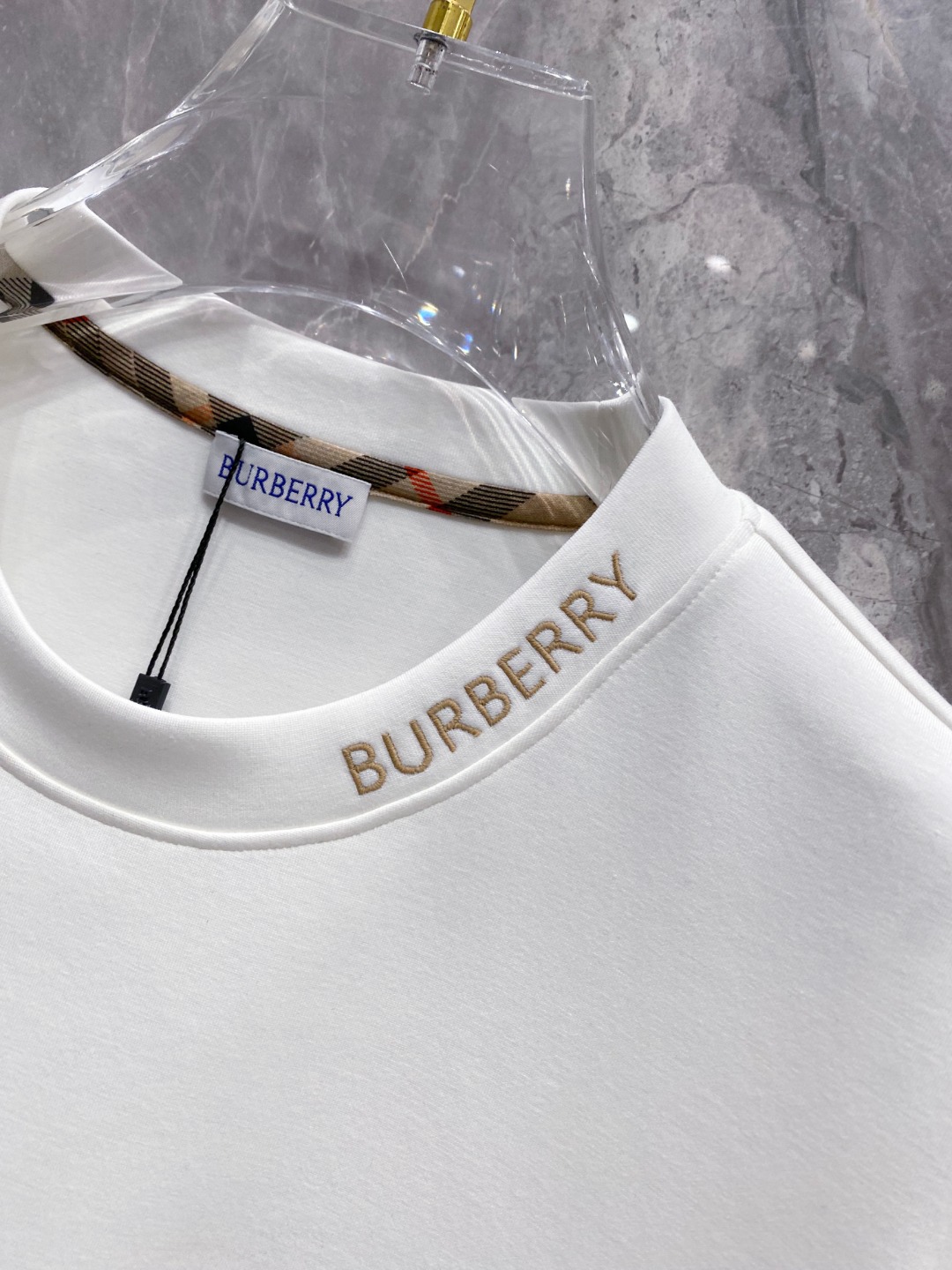 巴宝莉 2025秋冬专柜新款 时尚休闲打底衫长袖T恤，精选进口高密度双面拉架棉面料，精致原版logo打造