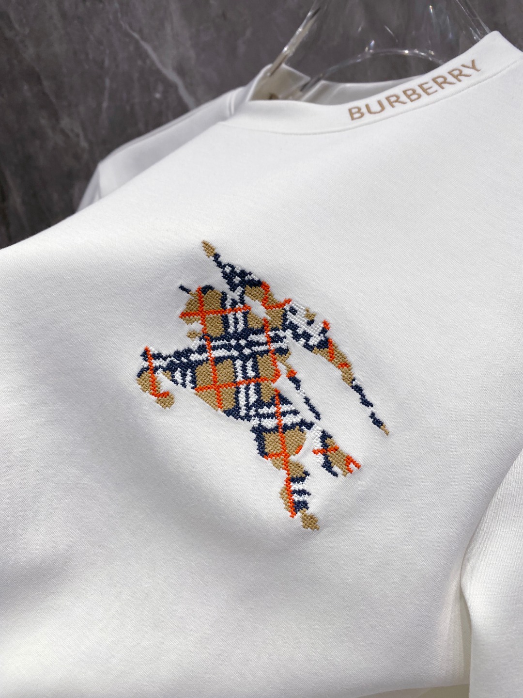 巴宝莉 2025秋冬专柜新款 时尚休闲打底衫长袖T恤，精选进口高密度双面拉架棉面料，精致原版logo打造