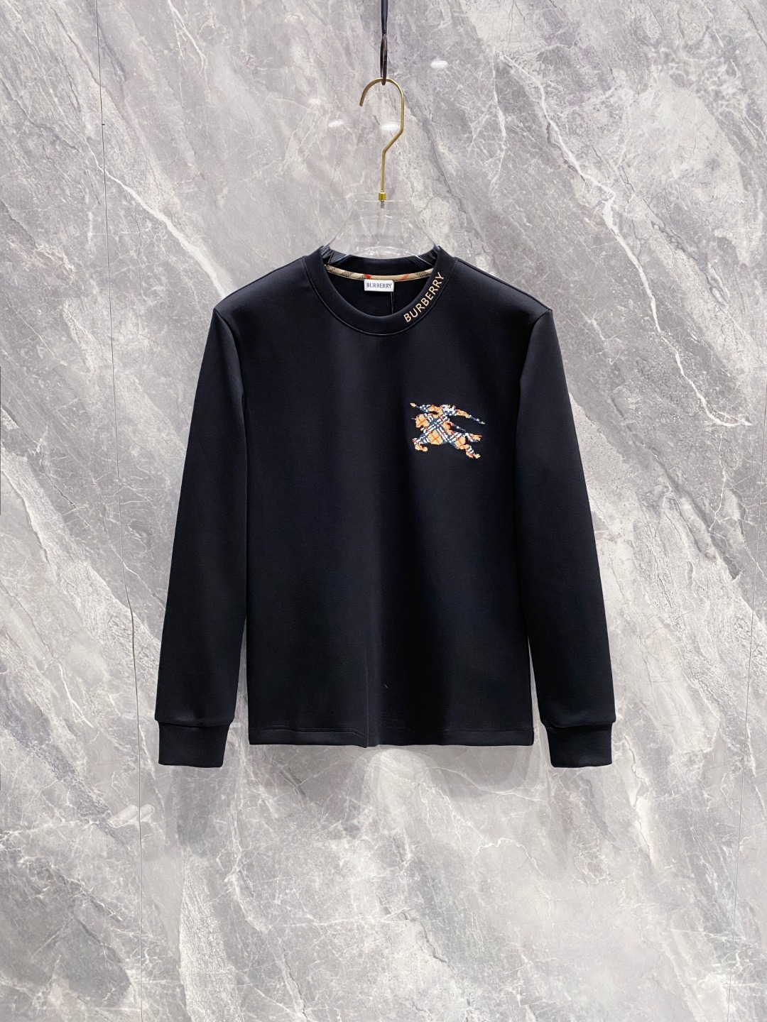 巴宝莉 2025秋冬专柜新款 时尚休闲打底衫长袖T恤，精选进口高密度双面拉架棉面料，精致原版logo打造