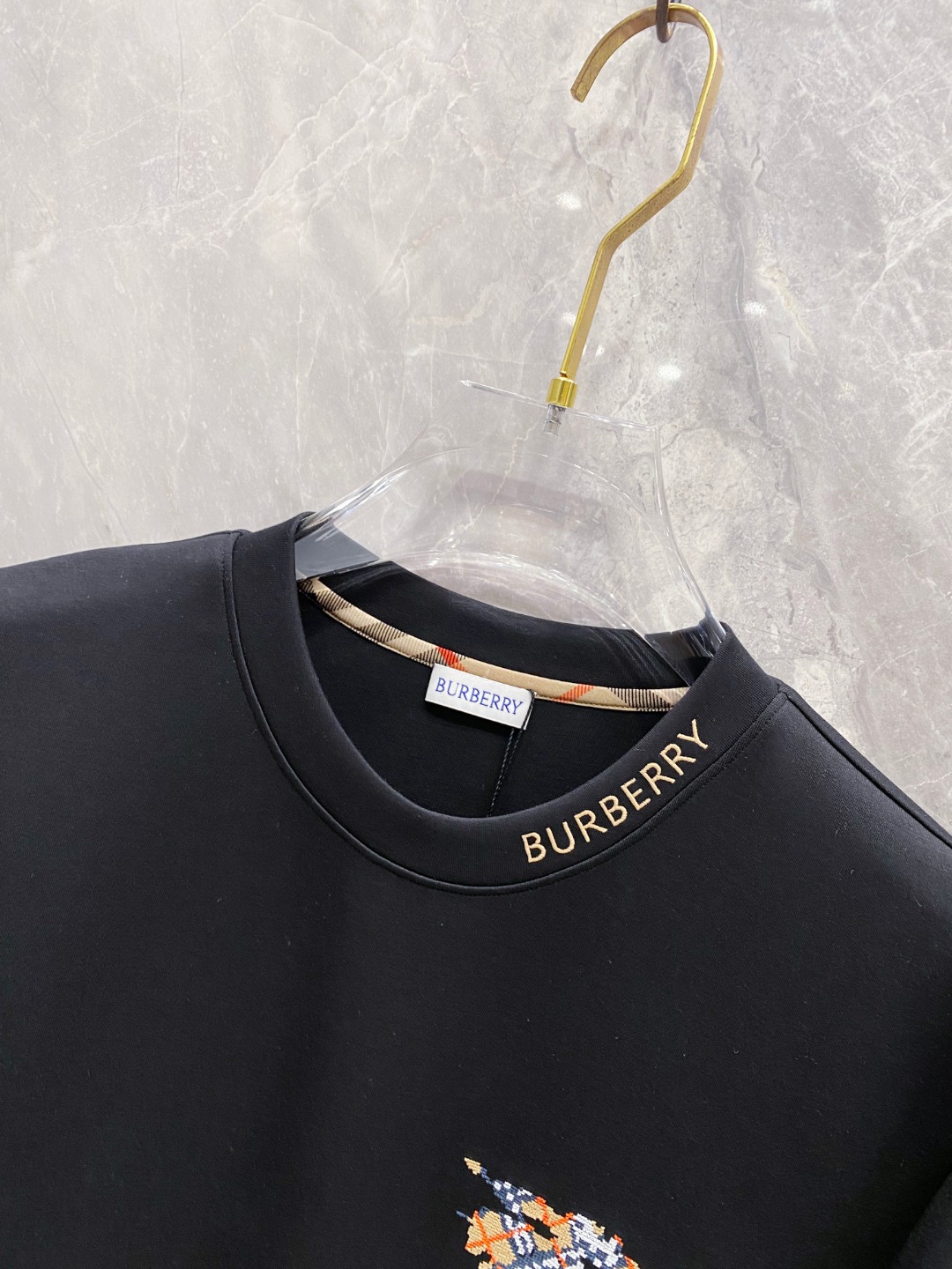 巴宝莉 2025秋冬专柜新款 时尚休闲打底衫长袖T恤，精选进口高密度双面拉架棉面料，精致原版logo打造