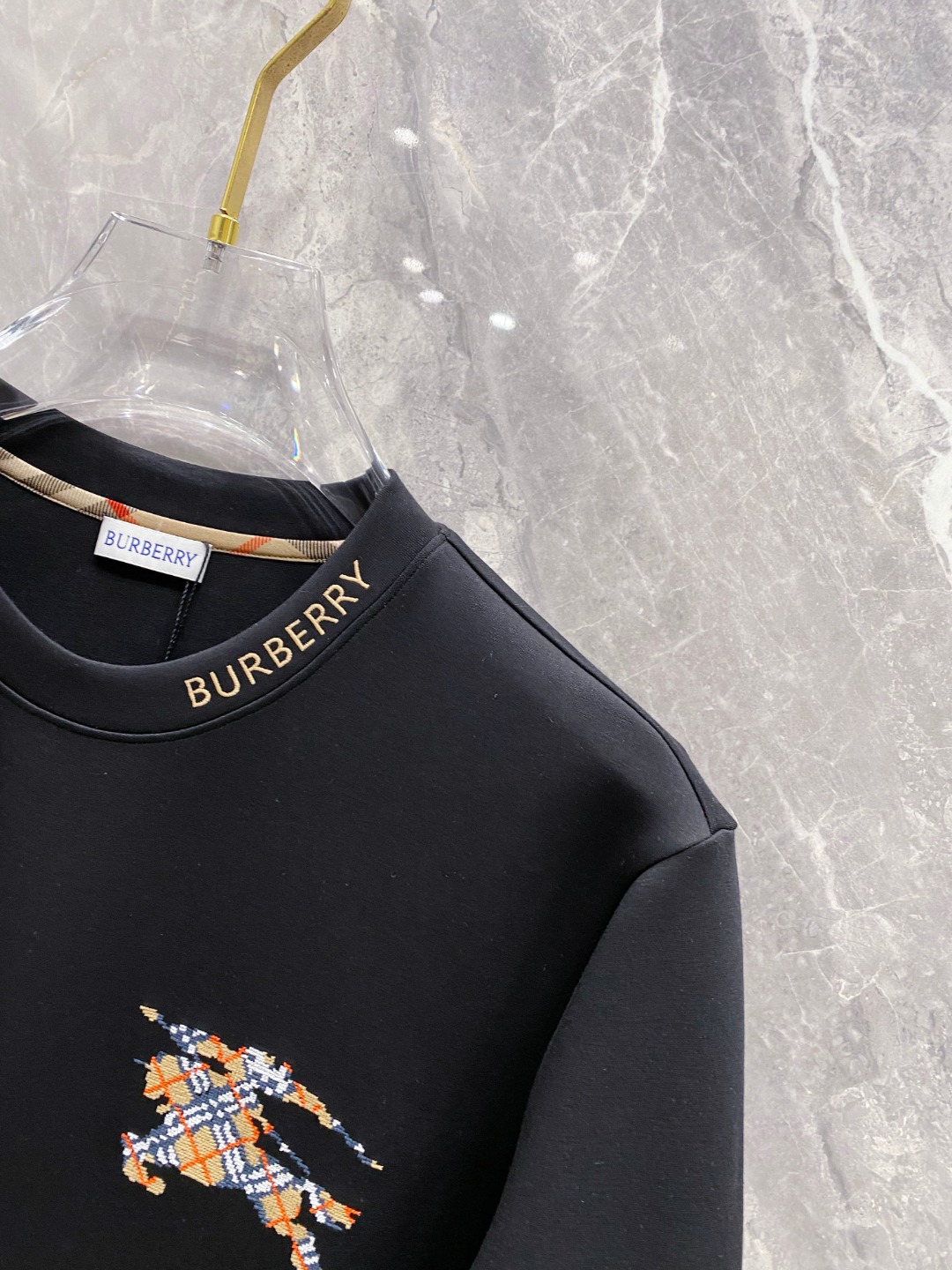 巴宝莉 2025秋冬专柜新款 时尚休闲打底衫长袖T恤，精选进口高密度双面拉架棉面料，精致原版logo打造