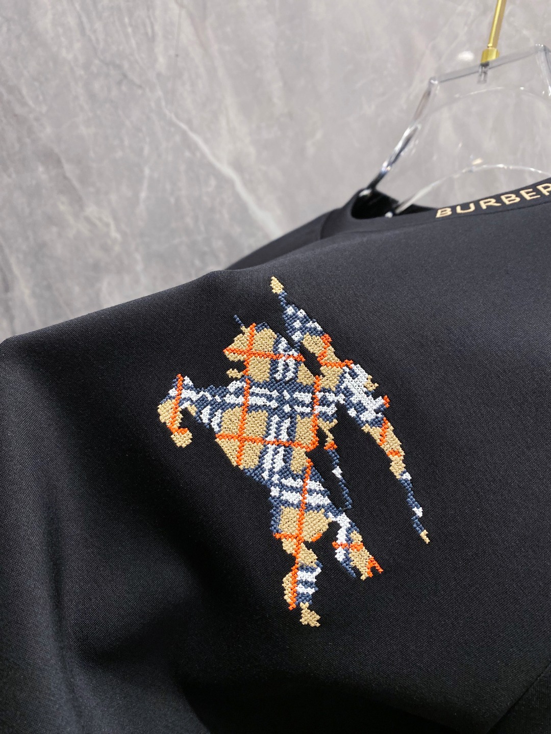 巴宝莉 2025秋冬专柜新款 时尚休闲打底衫长袖T恤，精选进口高密度双面拉架棉面料，精致原版logo打造