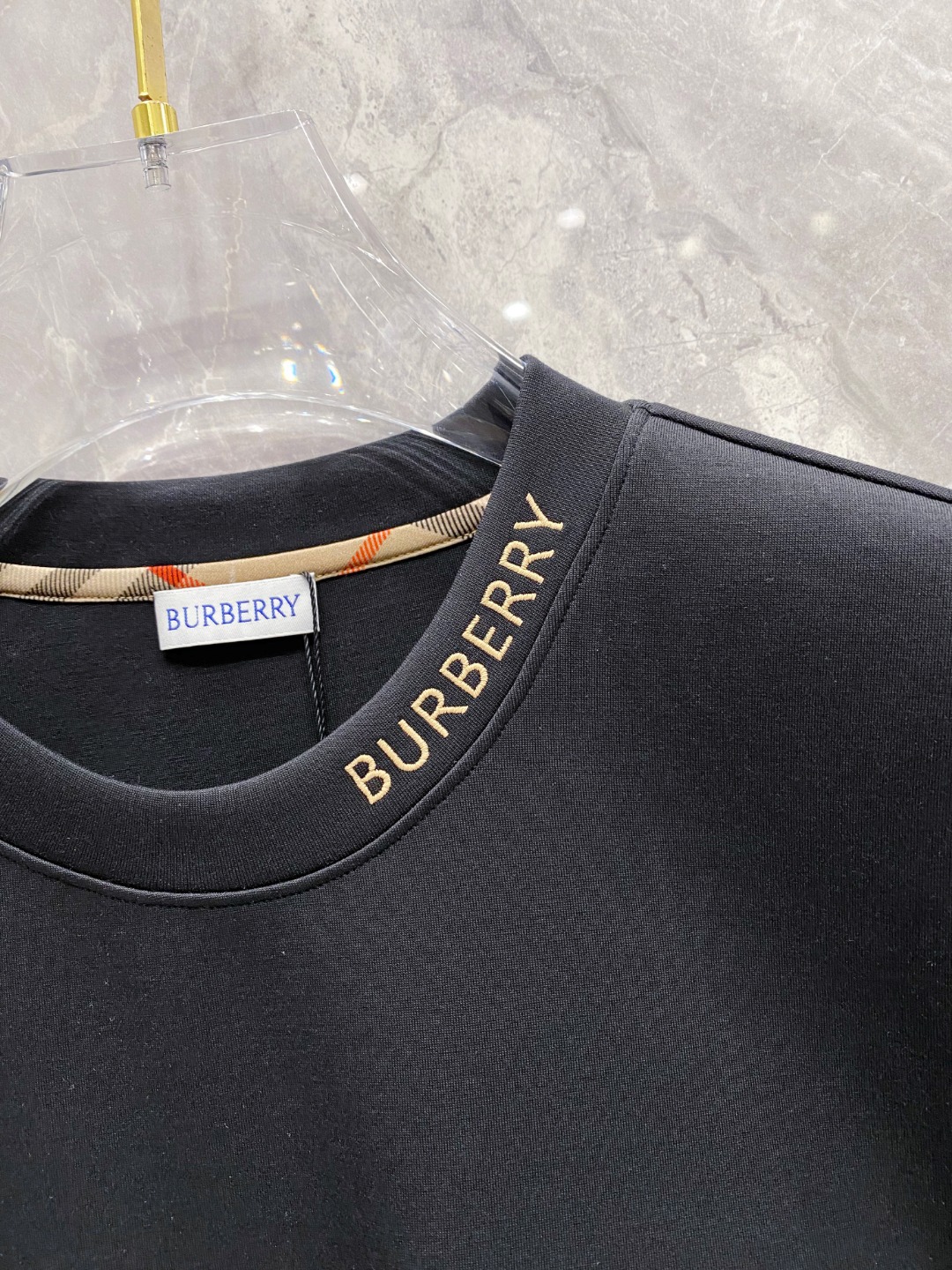 巴宝莉 2025秋冬专柜新款 时尚休闲打底衫长袖T恤，精选进口高密度双面拉架棉面料，精致原版logo打造