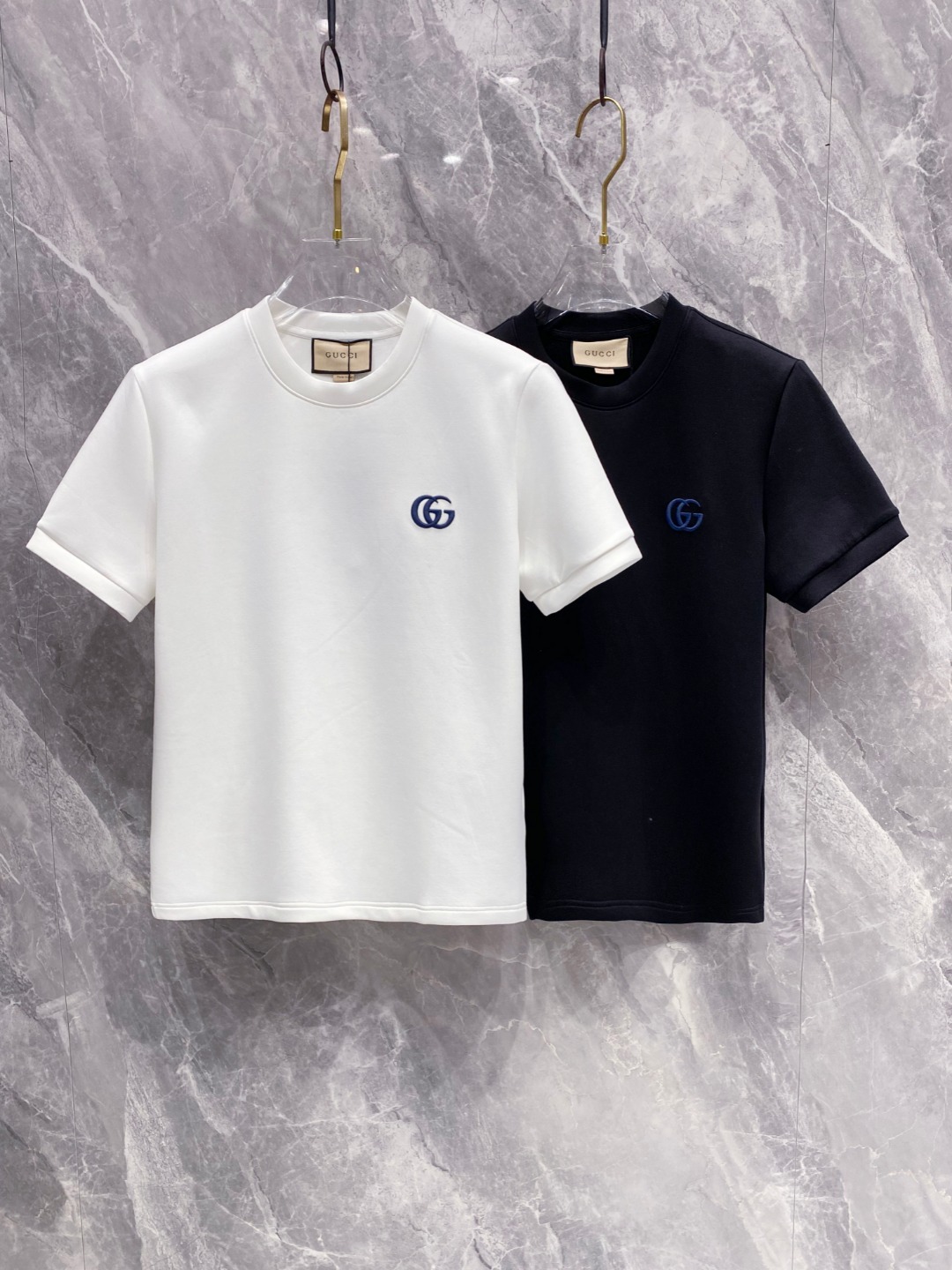 古驰 2025秋冬 圆领刺绣短袖T恤打底衫 元素性的Logo徽章凸显休闲时尚魅力,依然独领时尚风骚.内搭