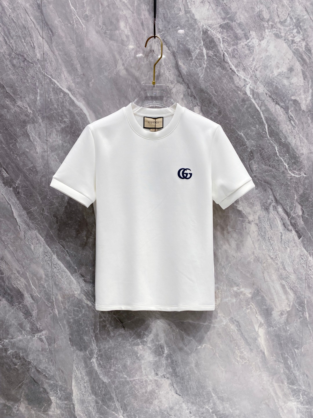 古驰 2025秋冬 圆领刺绣短袖T恤打底衫 元素性的Logo徽章凸显休闲时尚魅力,依然独领时尚风骚.内搭