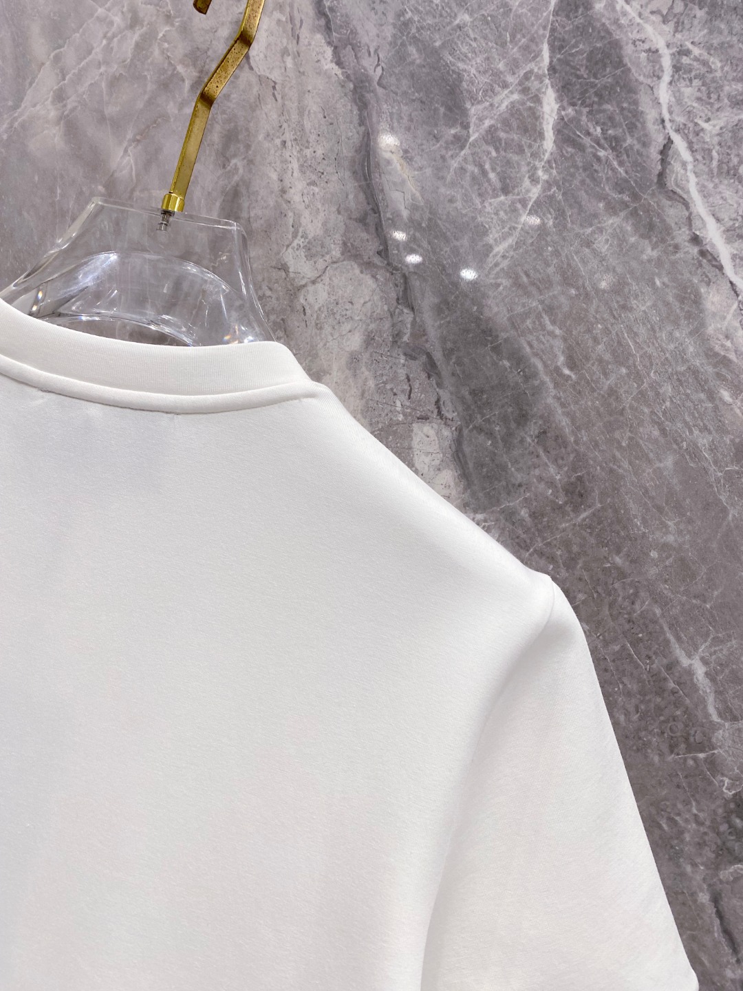 古驰 2025秋冬 圆领刺绣短袖T恤打底衫 元素性的Logo徽章凸显休闲时尚魅力,依然独领时尚风骚.内搭