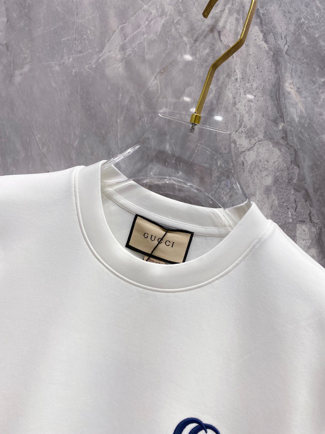 古驰 2025秋冬 圆领刺绣短袖T恤打底衫 元素性的Logo徽章凸显休闲时尚魅力,依然独领时尚风骚.内搭